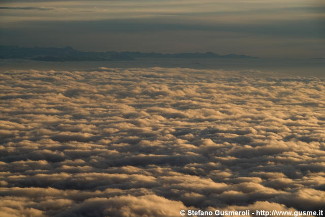  Mare di nuvole sulla Padana all'alba - click to next image