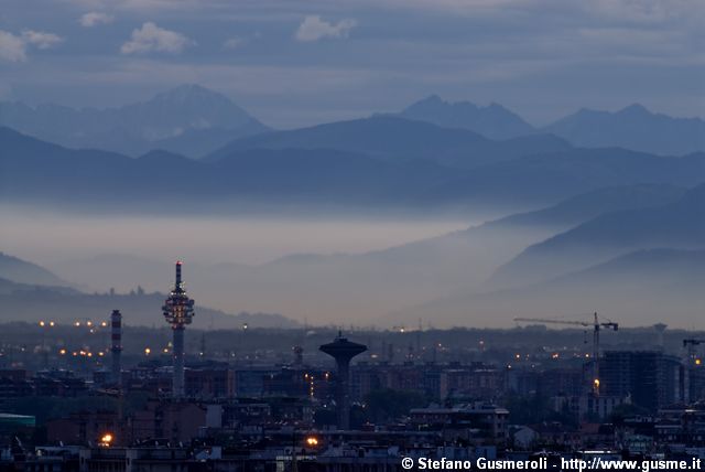  Torri di Cologno e alba nebbiosa in Valseriana - click to next image