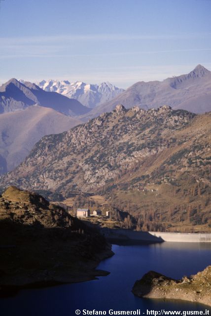  Laghi Gemelli e rifugio - click to next image