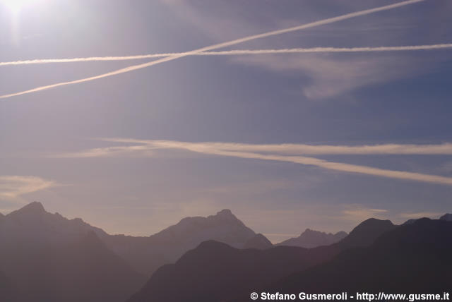  Contrails sull'alto Lario - click to next image