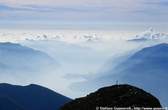 20021013_027_06 Il lago di Como nella nebbia dalla cima del Legnone