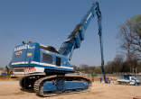20120327_131134 Liebherr 984 durante il montaggio della pinza