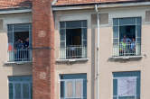 20120327_140515 Spettatori alle finestre