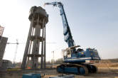 20120327_163656 Liebherr 984 e torre in demolizione