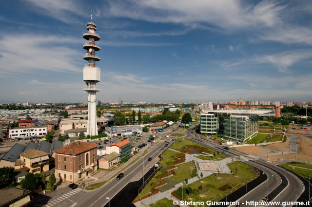  Torre Telecom e via Sempione - click to next image