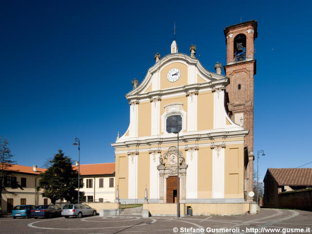  Piazza della chiesa - click to next image