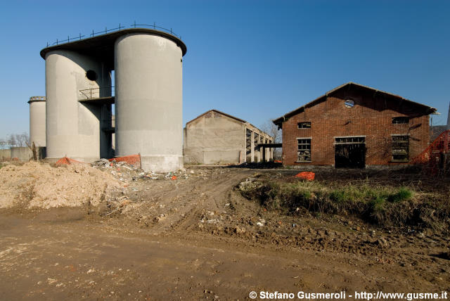  Silos e stalla - click to next image