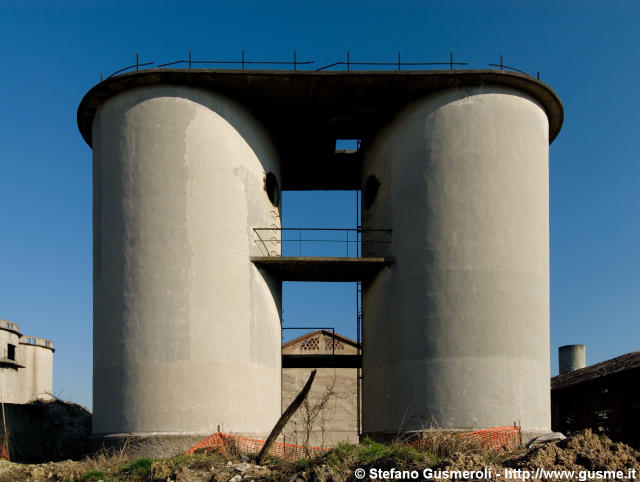  Silos - click to next image