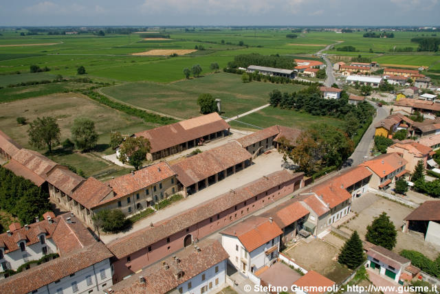  Azienda Agricola Visconti - Panoramica da Sud - Breme - click to next image