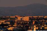 20050815_133_24 Tetti di Milano, tralicci Siziano e monte Penice