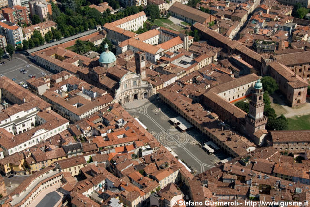  Piazza Ducale - click to next image