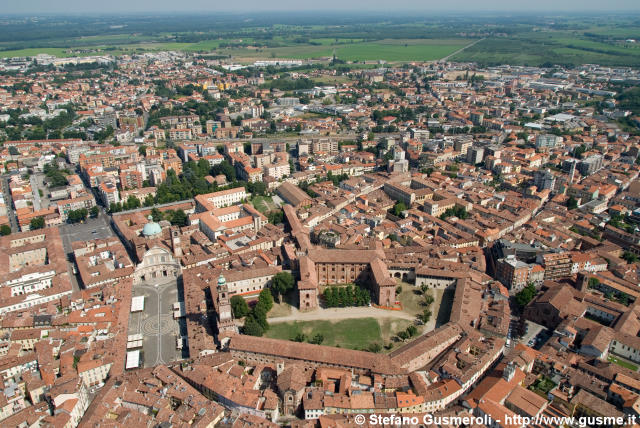  Panorama su Vigevano - click to next image