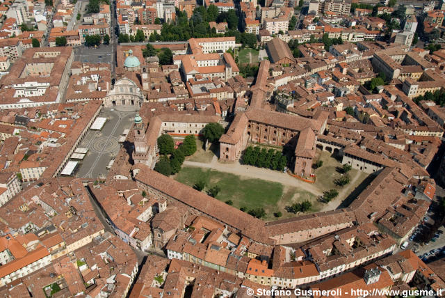  Piazza Ducale e Castello Sforzesco - click to next image