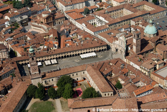  Piazza Ducale e Duomo - click to next image