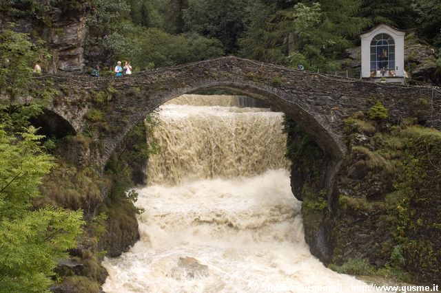 Villeggianti sul ponte Romano - click to next image