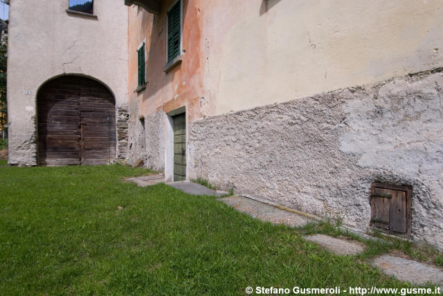 Uscio pollaio in via Acero 9 - click to next image