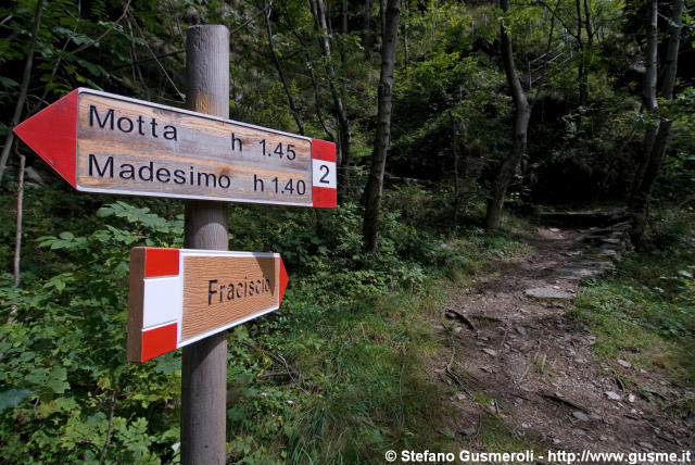  Cartelli sentieri ad Acero - click to next image