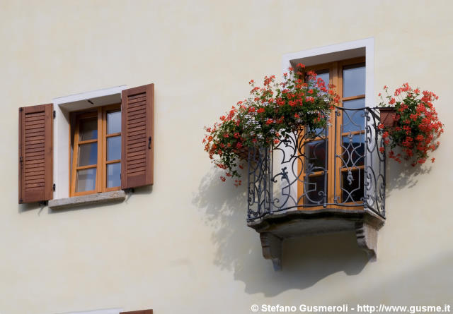  Palazz - Finestre fiorite - click to next image