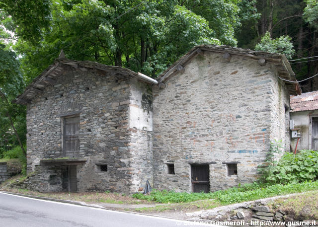  Rustici lungo la statale - click to next image