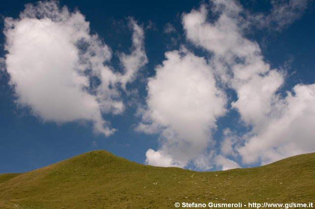  Cresta erbosa e cumuli - click to next image