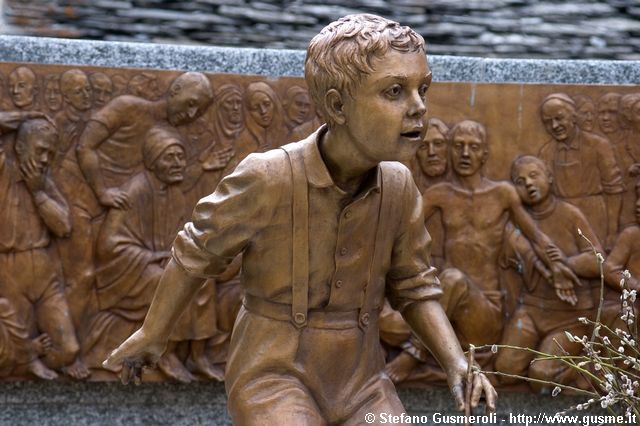  Monumento a don Guanella - click to next image