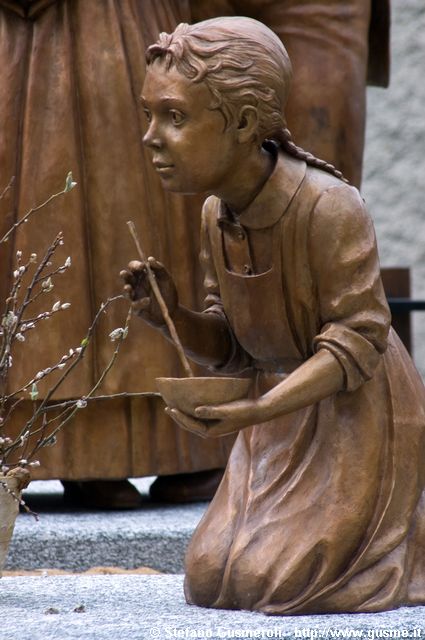  Monumento a don Guanella - click to next image