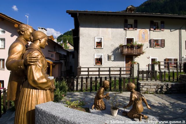  Monumento e casa natale di don Guanella - click to next image