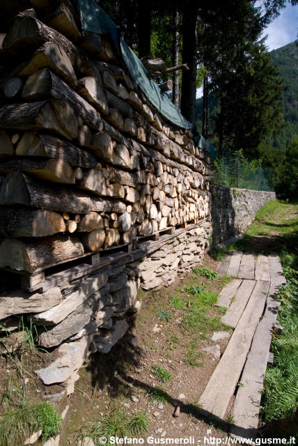  Legna accatastata a Fraciscio - click to next image