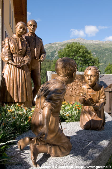  Monumento a don Guanella - click to next image