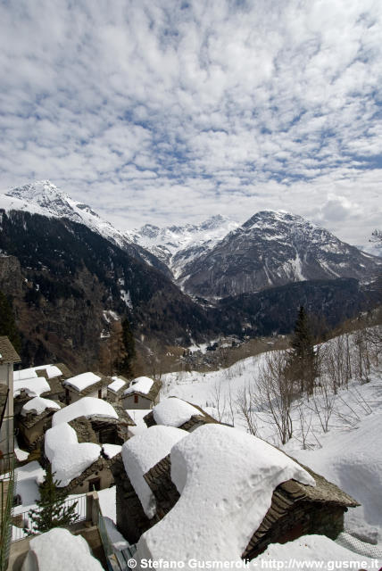  Tetti di Splughetta innevati - click to next image