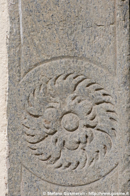  Dettaglio di un portale in piazza Crollalanza - click to next image