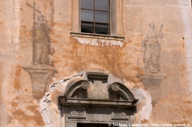  S.Bartolomeo - Portale e affreschi - click to next image