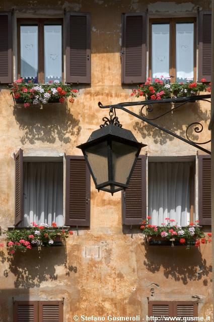  Finestre fiorite - click to next image