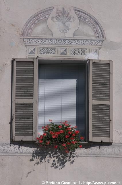  Finestra con gerani - click to next image