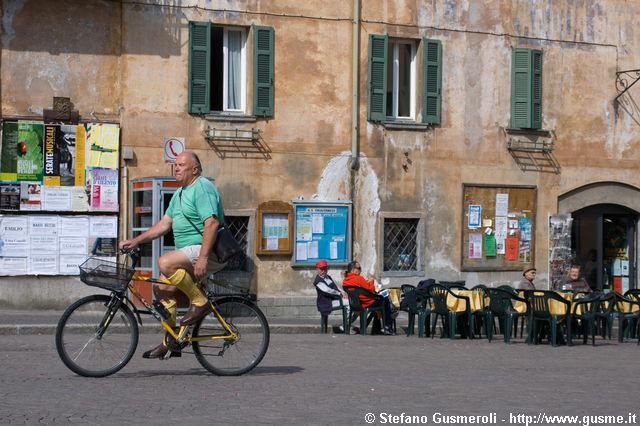  Ciclista in piazza Bertacchi - click to next image