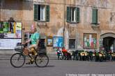 20060512_100729 Ciclista in piazza Bertacchi