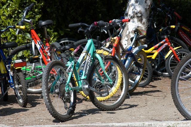  Biciclettine fuori dalle scuole - click to next image