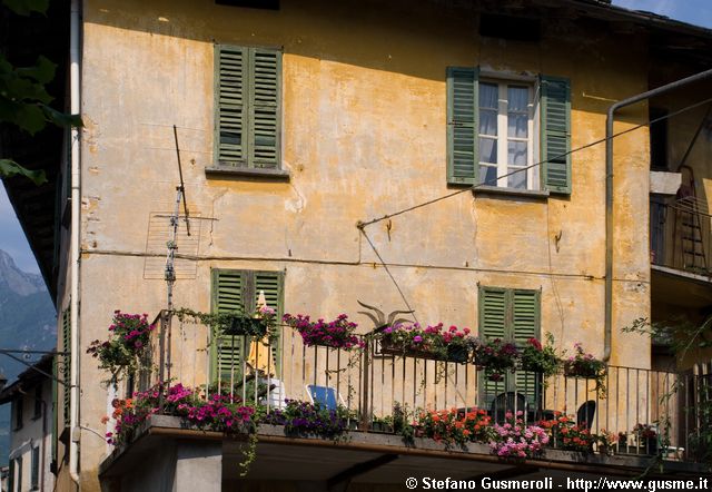  Balcone fiorito in vicolo S.Rosalia - click to next image