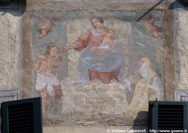  Affresco in vicolo S.Rosalia - click to next image