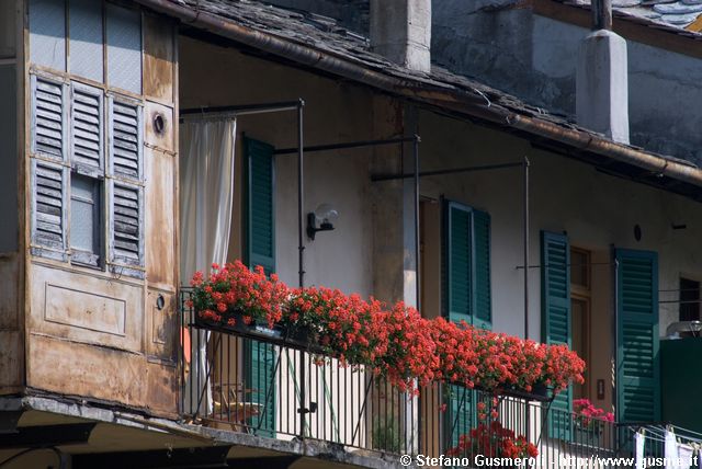  Balcone fiorito sul lungo Mera - click to next image
