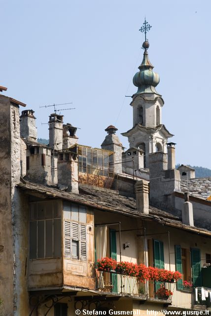  Balcone fiorito e campanile S.Maria - click to next image