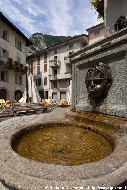  Fontana in piazza Pesatlozzi - click to next image