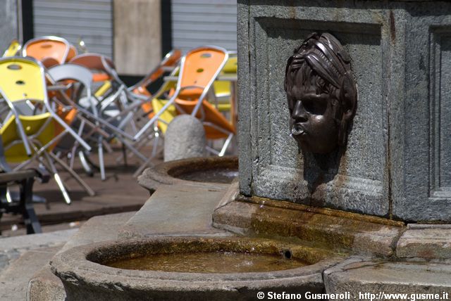  Fontana in piazza Pestalozzi - click to next image