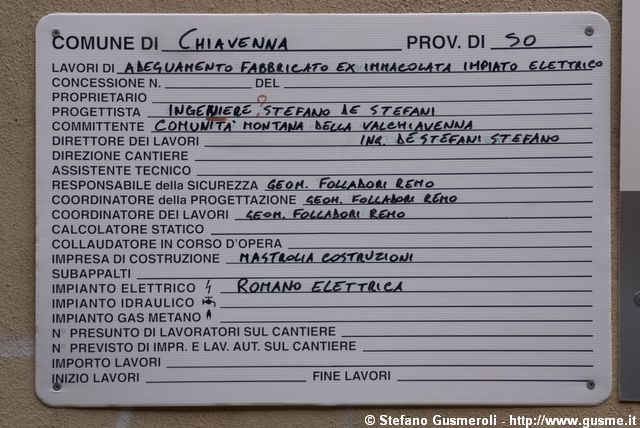  Cartello comico in via Lena Perpenti - click to next image