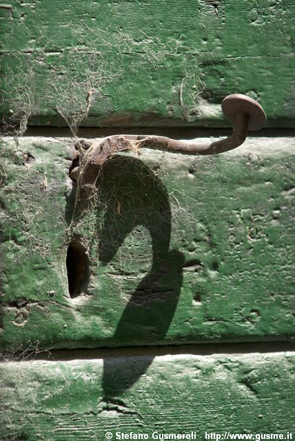  Maniglia di un crotto a Pratogiano - click to next image