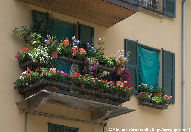  Balcone fiorito in via Bossi - click to next image
