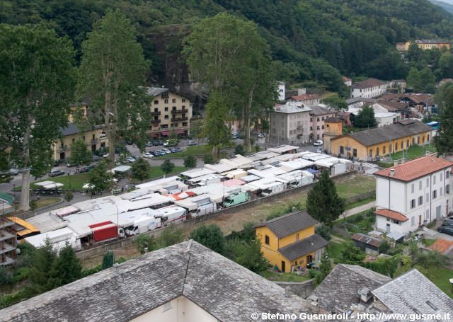  Pratogiano con mercato - click to next image