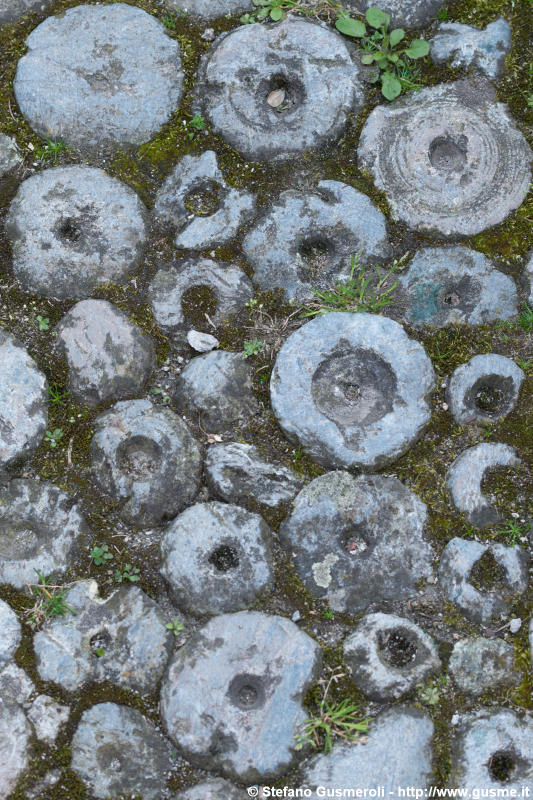  Bottoni di pietra ollare - click to next image