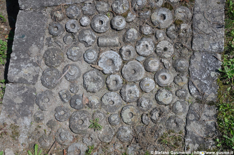  Bottoni di pietra ollare - click to next image