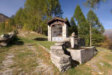 20061030_133047 Fontana e cappella presso Alpe Orlo